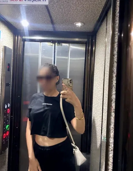 Julia, 33